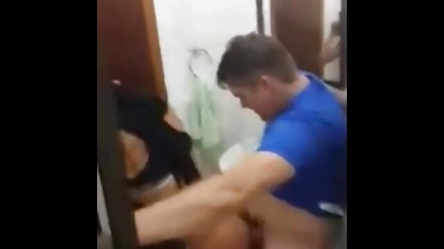 Najlepsze porno :  Śliczna, seksowna blondynka ma na sobie podkolanówki, gdy jej erotyka mamuski tyłek zostaje walnięty Seksowne filmy porno 