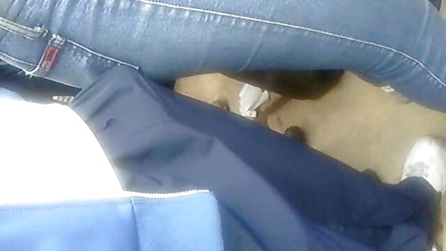 Najlepsze porno :  Młoda i seksowna dziewczyna uwielbia  brać go do ust w samochodzie Seksowne filmy porno 