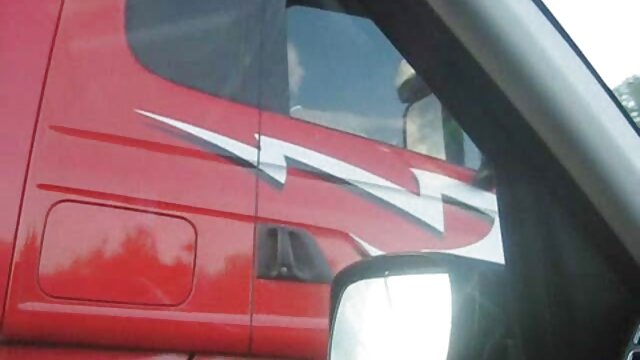 Najlepsze porno :  Blondynka ze średnimi cyckami uwielbia ruchać się sex mamuski za darmo na czerwonej kanapie Seksowne filmy porno 