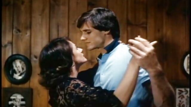 Najlepsze porno :  Porywająca MILF dostaje w posiadanie filmiki porno z mamuskami dwa silne fallusy Seksowne filmy porno 