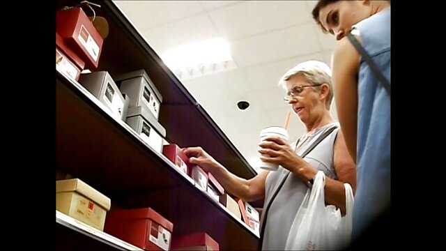 Najlepsze porno :  Opalona laska używa palców i butelki perfum, by zaspokoić cipkę Seksowne filmy porno 