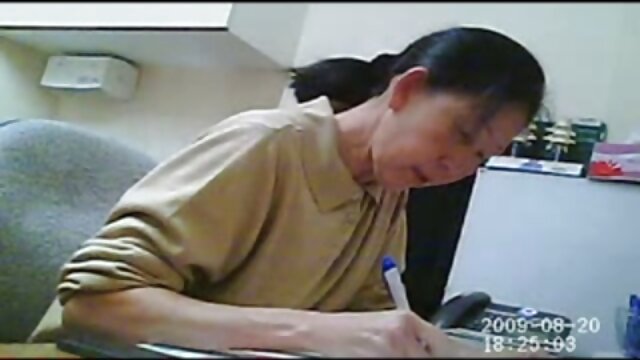 Najlepsze porno :  Czwórka mamuski sex video pomaga dziewczynom świętować Halloween w niezapomniany sposób Seksowne filmy porno 