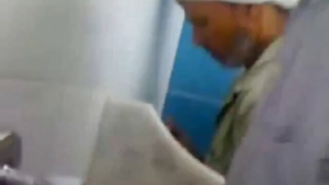 Najlepsze porno :  Ciemnowłosa laska zostaje mamuski za darmo zerżnięta przez dobrze zawieszonego ogiera Seksowne filmy porno 