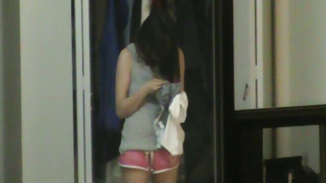 Najlepsze porno :  Brunetka z grubym tyłkiem bawi  się jej wspaniałą dziurą w cipce Seksowne filmy porno 