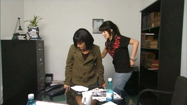 Najlepsze porno :  Młody chłopak  dokładnie wie, co ją podnieci Seksowne filmy porno 