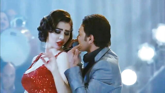 Najlepsze porno :  Za gotówkę młoda blondynka  rozbiera się przed niegrzecznym klientem Seksowne filmy porno 