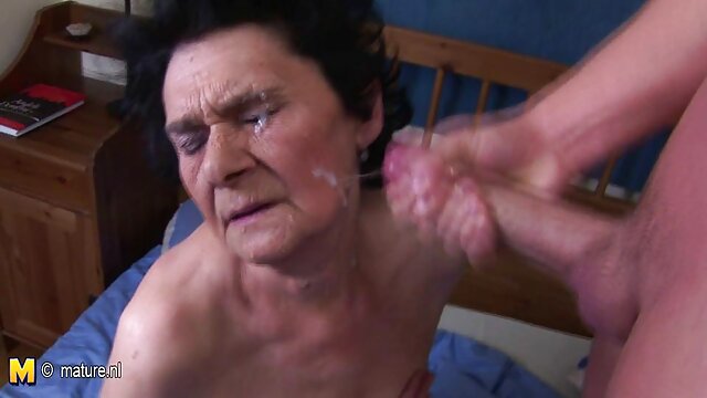 Najlepsze porno :  Dziwaczna nastoletnia opiekunka zostaje wyruchana przez swojego  wiszącego szefa Seksowne filmy porno 