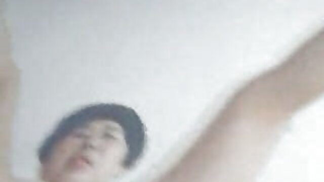 Najlepsze porno :  Urocza nastolatka ssie i  ujeżdża kutasa nieznajomego za domem Seksowne filmy porno 