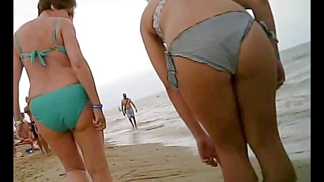 Najlepsze porno :  Kręcona nastolatka leży na plecach, doprowadzając  skurwysynę do szaleństwa Seksowne filmy porno 