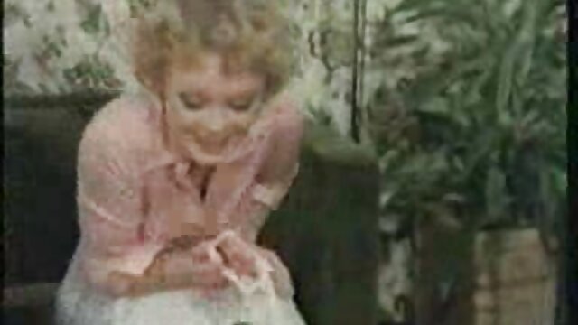 Najlepsze porno :  Laska o hipnotyzującym wyglądzie może zachowywać się  niegrzecznie w trójkącie Seksowne filmy porno 