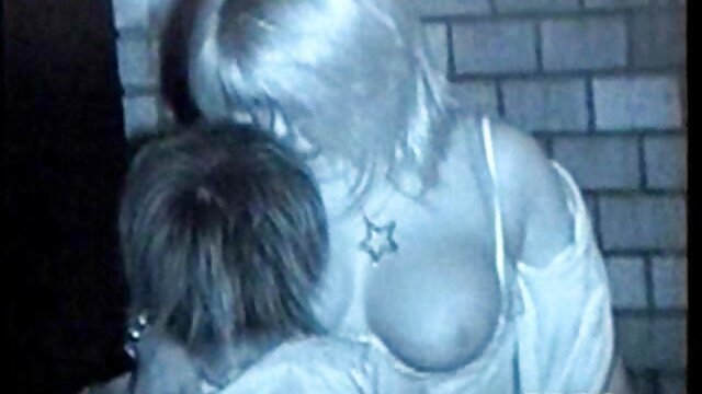 Najlepsze porno :  Facet trzyma światło i ogląda, jak aktor porno filmy erotyczne mamuśki rucha dwie gorące dziwki Seksowne filmy porno 