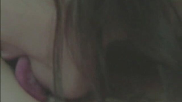 Najlepsze porno :  Uwielbia mamuski sex filmy sprawiać, że jest twardy, lecząc jego kutasa stopami Seksowne filmy porno 